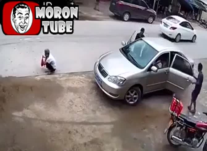 Video :An elderly guy is driven over while squatting in front of an automobile